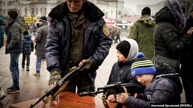 Площа Леніна в окупованому Сімферополі, святкування «Дня захисника вітчизни», 2018 рік