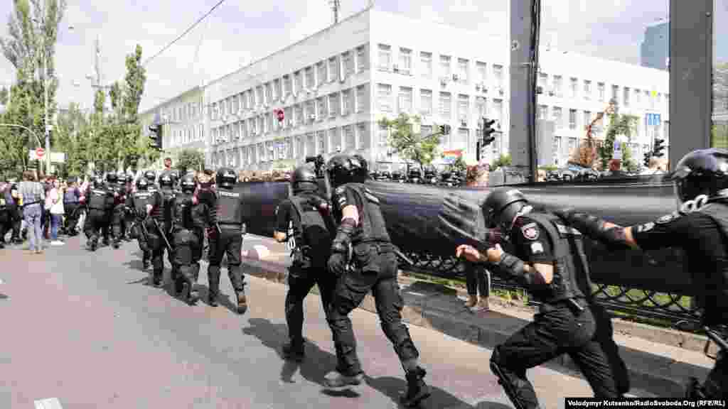 Представители Национальной полиции Украины старались оперативно реагировать и пресекать любые провокации со стороны противников проведения Марша равенства в Киеве