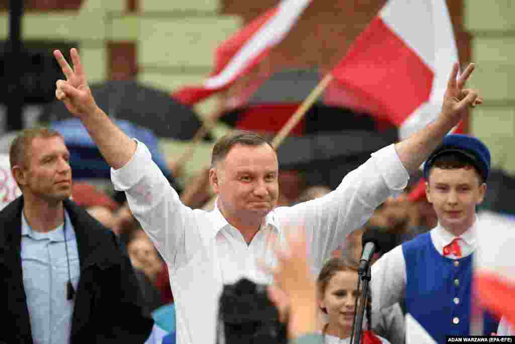 ПОЛСКА - По претседателските избори во Полска, што се одржаа на 12 јули, кога кандидатот на владеачката партија Право и Правда, актуелниот претседател Анджеј Дуда, беше реизбран со разлика од два проценти, до Врховниот суд пристигнаа речиси 1.000 приговори, што е 15 пати повеќе отколку во 2015 година, на претходните избори.