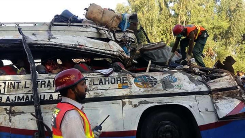 Пакистандагы автобус кырсыгы 26 кишинин өмүрүн алды