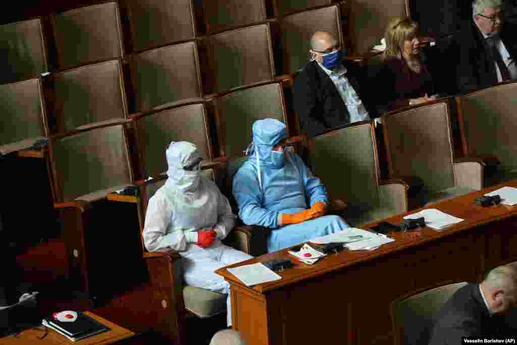 БУГАРИЈА - Уште двајца бугарски парламентарци имаат позитивен тест на КОВИД-19, болест предизвикана од коронавирусот. Станува збор за претседателката на парламентарната група на владејачката централно-десничарска партија ГЕРБ, Даниела Дариткова и друга членка на оваа партија, Даниела Малешкова.