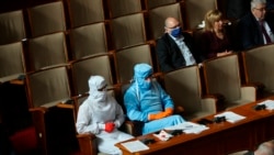 Dy ligjvënës bullgarë gjatë një seance të parlamentit