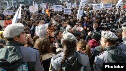 Armenia - A demonstration against controversial pension reform outside a government building in Yerevan, 6Feb2014. 