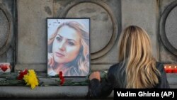 У столиці Болгарії Софії сотні людей прийшли 8 жовтня, щоб вшанувати пам’ять вбитої болгарської журналістки Вікторії Маринової
