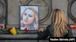 Портрет Виктории Мариновой возле монумента Свободы в Русе, Болгария. 8 октября 2018 года