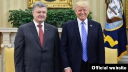 Зустріч президента України Петра Порошенка (л) та президента США Дональда Трампа (п) в Білому домі, червень 2017 року