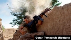یک سرباز امریکایی حین جنگ با جنگجویان گروه طالبان. May 18, 2008