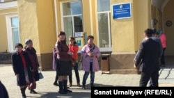 Активисты жильцов многосемейного общежития в городе Аксай перед акиматом Западно-Казахстанской области. Уральск, 4 октября 2016 года.