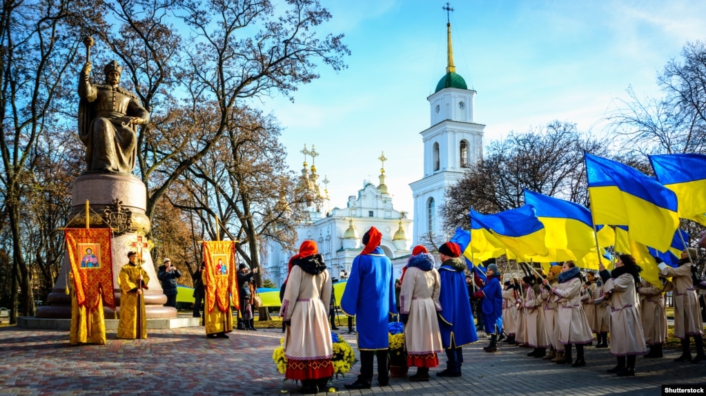 Урочисте зібрання біля пам'ятника гетьману Івану Мазепі в пам'ять борців за свободу. Полтава, 21 листопада 2016 року