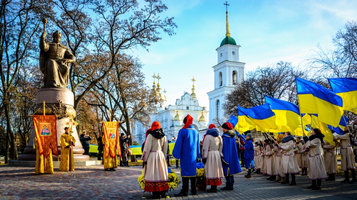 Урочисте зібрання біля пам'ятника гетьману Івану Мазепі в пам'ять борців за свободу. Полтава, 21 листопада 2016 року