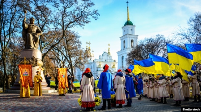 Урочисте зібрання біля пам’ятника гетьманові Івану Мазепі в пам'ять борців за свободу України. Полтава, 21 листопада 2016 року