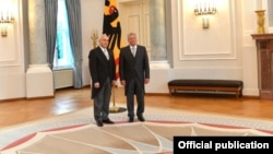 Ašot Smbatian 2015. prima akreditaciju za ambasadora od tadašnjeg predsednika Nemačke Joahima Gauka