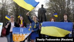 Во время митинга в Луганске против агрессии России против Украины, 18 апреля 2014 года