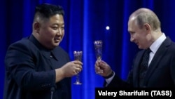 Vladimir Putin și Kim Jong Un la recepția care a avut loc după summit-ul de la Vladivostok