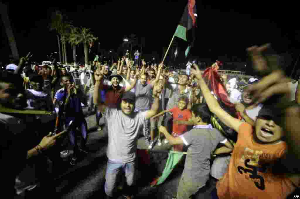 Celebrations in central Tripoli in response to the news that rebels have seized Qaddafi's compound