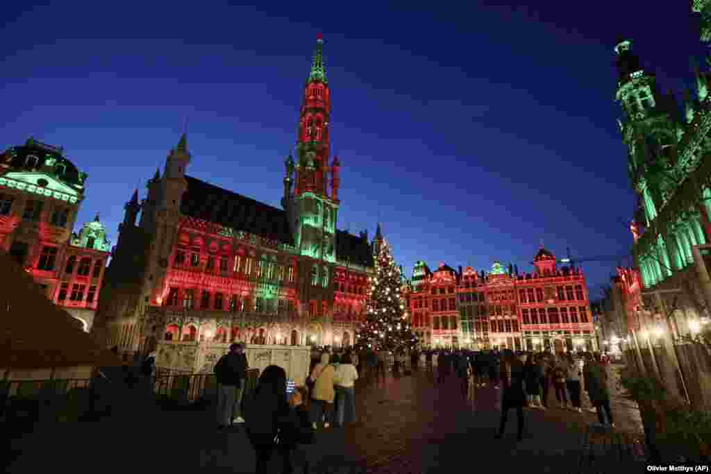 Брюссель, Бельгія.&nbsp;Ялинка в столиці європейської політики розташована в одному з найкрасивіших історичних місць міста, на центральній площі Гран-Плас