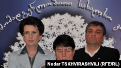 Нино Бурджанадзе (сол жақта) басқа да оппозициялық саясаткерлермен бірге мәлімдеме жасап тұр. Тбилиси, 20 мамыр 2011 жыл