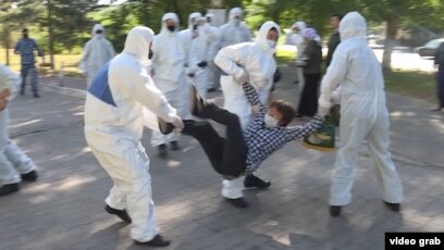 Кискасы бар еркектің порносын қараңыз