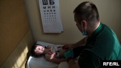 Дитячий хірург Сергій Петрик під час огляду дитини в Рубіжному. 15 травня 2017 року