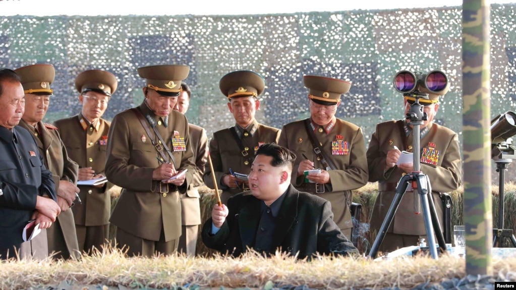 Северокорейский лидер Ким Чен Ын наблюдает за стрельбой