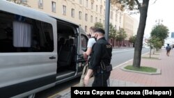 Затримання прихильника незареєстрованого кандидата Віктора Бабарика біля будівлі КДБ Білорусі в Мінську, 28 липня 2020 року