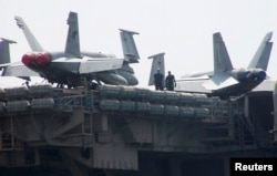 Авианосец США пересекает Суэцкий канал, возвращаясь из Персидского залива. 13 июня 2013 года