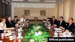 Armenia - Defense Minister Seyran Ohanian (R) meets with visiting U.S. and British defense experts and British Ambassador Katherine Leach, Yerevan, 12Sep2014.