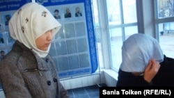 Хиджаб кигендері үшін сабаққа кіргізілмеген студенттер. Атырау, 12 қараша 2010 жыл. (Көрнекі сурет)