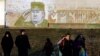 Što bi napisao Kami, 'svi oni koji ćutanjem uđu u zločin krvnika, oni su saučesnici': Branka Prpa (na fotografiji: mural sa likom Ratka Mladića u Beogradu)