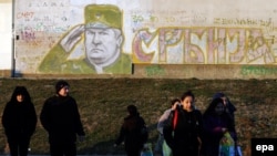 Što bi napisao Kami, 'svi oni koji ćutanjem uđu u zločin krvnika, oni su saučesnici': Branka Prpa (na fotografiji: mural sa likom Ratka Mladića u Beogradu)