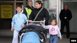 Архивска фотографија: Депортирани македонски граѓани што барале азил во Германија се враќаат на скопскиот аеродром.