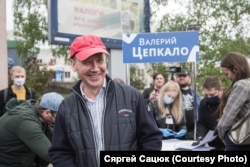 Валер Цапкала на сустрэчы з выбаршчыкамі ў канцы траўня 2020