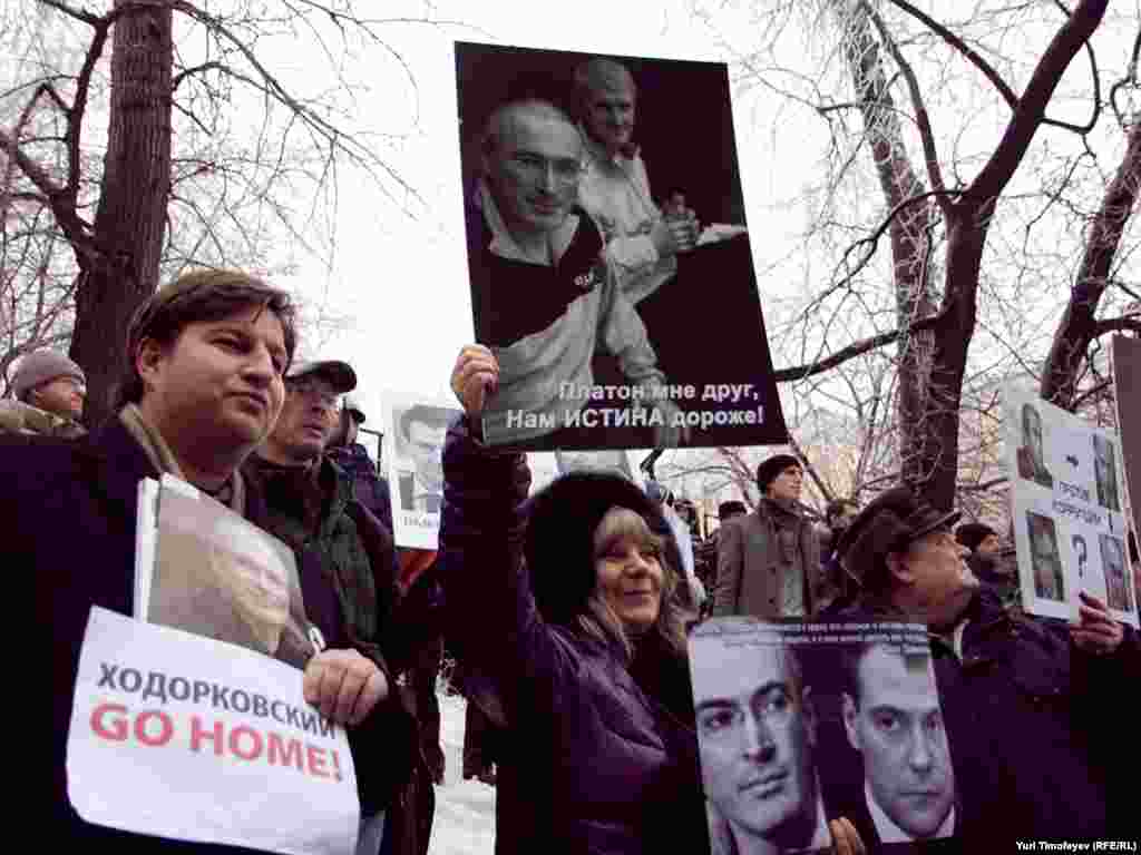 Sud u Moskvi proglasio je krivim bivšeg ruskog naftnog magnata Mikhaila Khodorkovskog i njegovog suradnika Platona Lebedeva za krađu miliona tona nafte na njihovom drugom suđenju. Ispred zgrade suda traju protesti podrške osuđenim, sa zahtijevima za njihovo oslobađanje, reagirala je i policija, Moskva, 27.12.2010. 