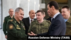 Министр обороны России Сергей Шойгу встречается с Башаром Асадом во время очередного визита в Дамаск – без всяких защитных масок. 23 марта