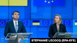 Прем’єр-міністр України Володимир Гройсман (ліворуч) і верховний представник ЄС із закордонних справ Федеріка Моґеріні. Брюссель, 17 грудня 2018 року
