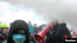 Kiyev. 19 yanvar 2014. Müxalifət lideri Vitaly Klitschko-nun üstünə tozlu yanğınsöndürən maddə püskürdürlər.
