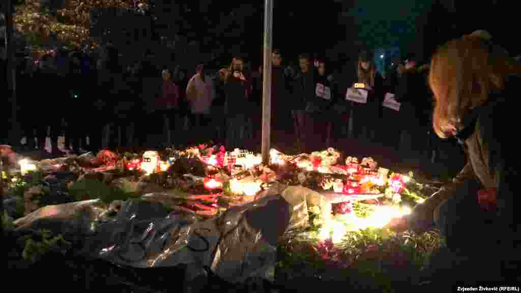 Na malom travnatom dijelu uz sami pješački prelaz na kojem su poginule studentice&nbsp;Edita Malkoč i Selma Agić, građani su zapalili svijeće i položili cvijeće.