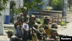 Солдаты патрулируют улицы. Ош, 11 июня 2010 года.