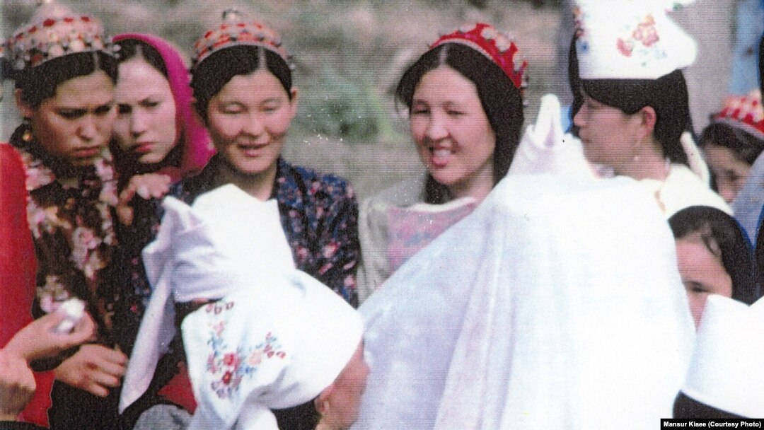 Мен әпкемді аңдып, ұсталдым.