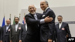 Участники переговоров в Женеве по иранской ядерной программе после заключения соглашения. 24 ноября 2013 года.