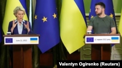 European Commission President Ursula von der Leyen (left) and Ukrainian President Volodymyr Zelenskiy speak at a press conference in Kyiv on June 11.