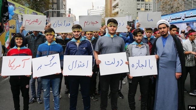 در راهپیمایی امسال پلارکاردهای زیادی در مخالفت با مذاکره با آمریکا به چشم می‌خورد که مخاطب اصلی آنها دولت روحانی بود.