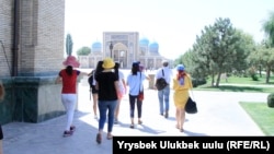 Туристы в Ташкенте. Комплекс Хаст-Имам.