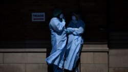 Američki medicinski radnici izvan posebnog područja COVID-19 u medicinskom centru Maimonides 14. maja 2020. u kvartu Borough Park u Brooklynu, New York