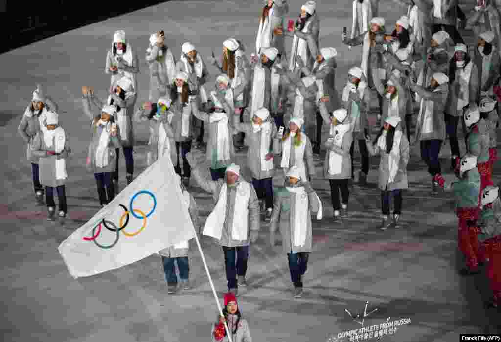 Ресей олимпиадалық спортшылары атлеттер шеруінде. Ресей бұл жарысқа Халықаралық олимпиада комитеті туы астында қатысады.&nbsp;