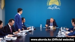 Экс-президент Казахстана и председатель партии «Нур Отан» представляет нового зампреда партии Бауыржана Байбека. Нур-Султан, 29 июня 2019 года.