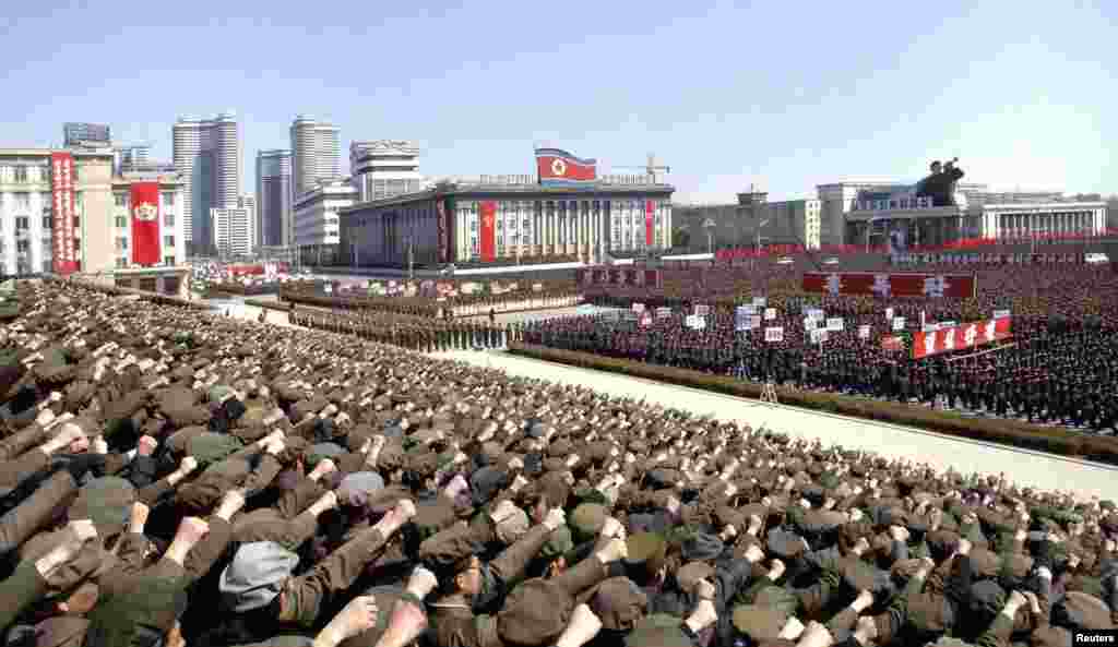 Демонстрация в поддержку праказа Ким Чен Ына поставить ракеты на боевую готовность в качестве подготовки к возможной войне с США и Южной Кореей, 29 марта 2013 г. 