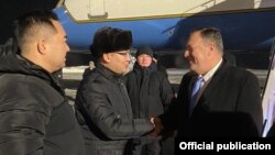 Госсекретарь США Майк Помпео в аэропорту Нур-Султтана. 1 февраля 2020 года.