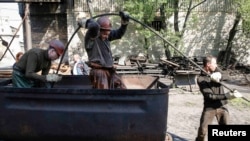 Донецк маңындағы көмір кендерінің бірінің жұмысшылары. Украина, 15 мамыр 2014 жыл.