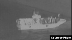 نیروی دریایی آمریکا پنج‌شنبه شب ویدئویی را منتشر کرد می گوید، نیروهای سپاه یک مین عمل نکرده را از بدنه نفتکش جدا کردند.